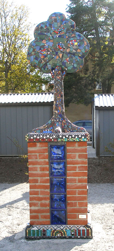 Drömskugga 2013 Skulptural utsmyckning i Sköndal, Stockholm för HSB. Betong, tegel, mosaik, glasbetong och elektriskt ljus.