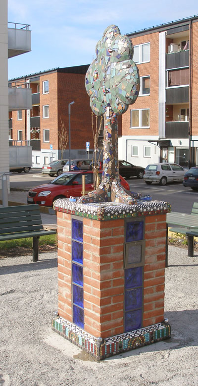 Drömskugga 2013 Skulptural utsmyckning i Sköndal, Stockholm för HSB. Betong, tegel, mosaik, glasbetong och elektriskt ljus.